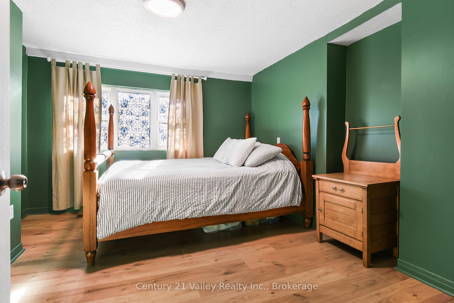 Photo 19 of 338 Barnet Boulevard, Renfrew — HOMEH