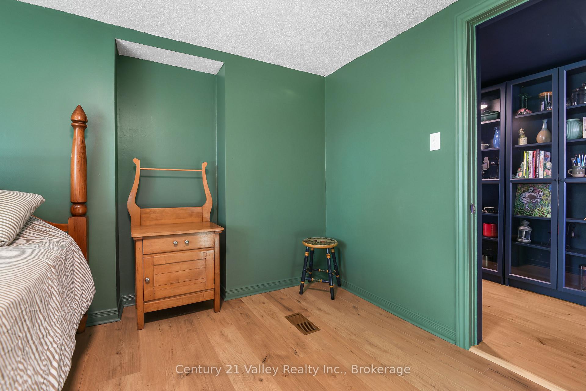 Photo 20 of 338 Barnet Boulevard, Renfrew — HOMEH