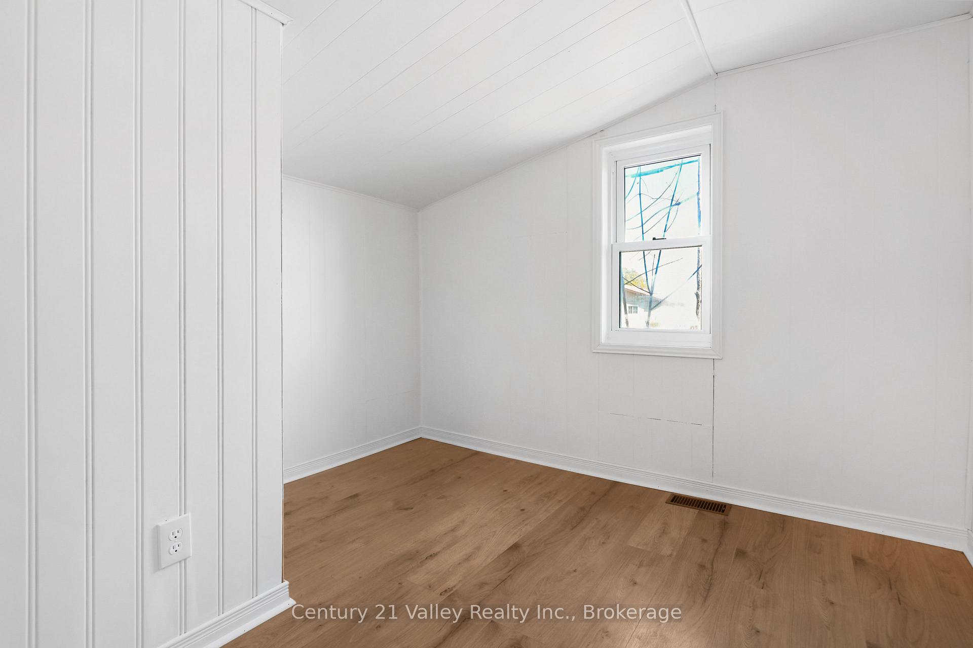 Photo 22 of 338 Barnet Boulevard, Renfrew — HOMEH