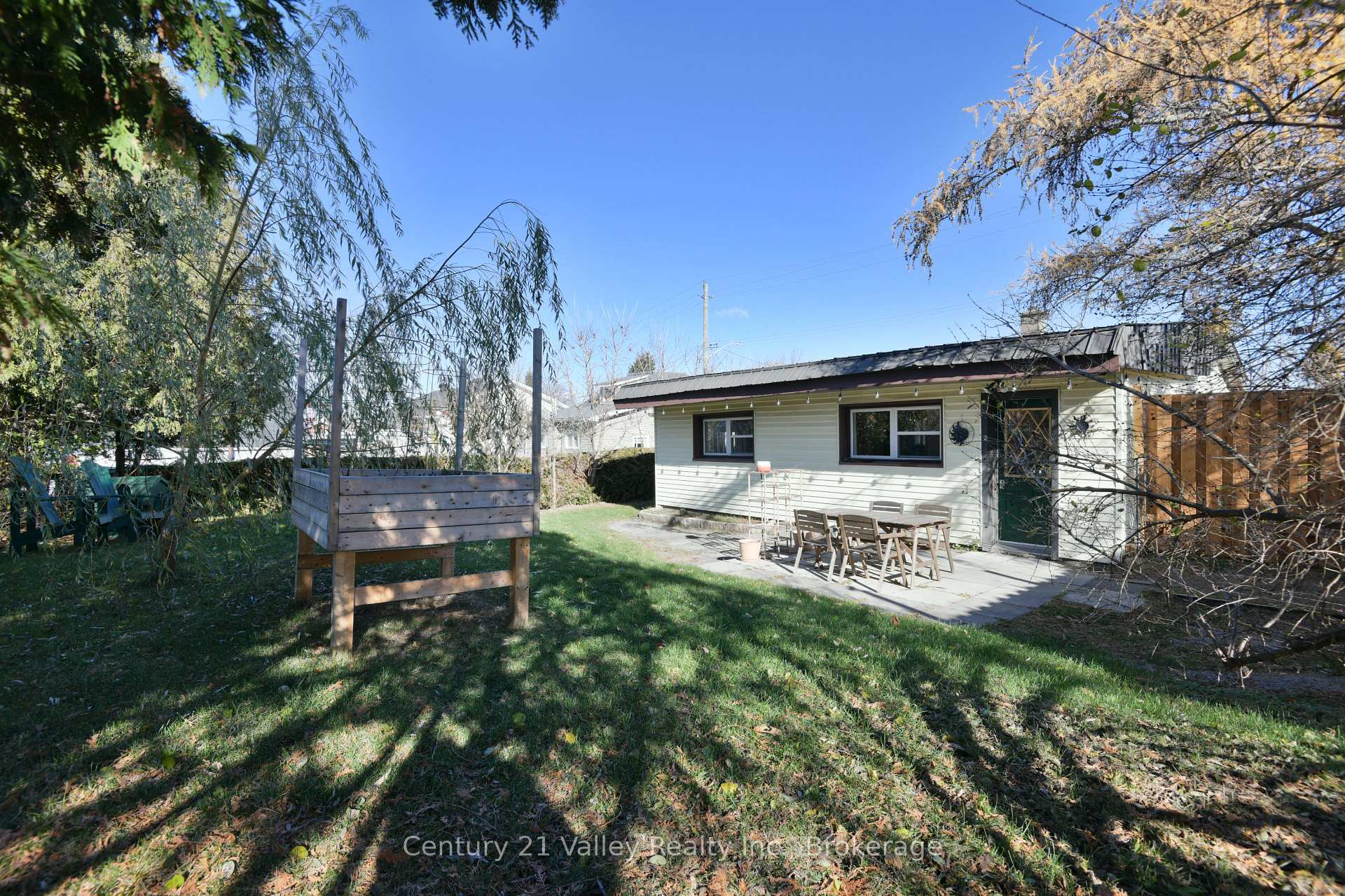 Photo 27 of 338 Barnet Boulevard, Renfrew — HOMEH