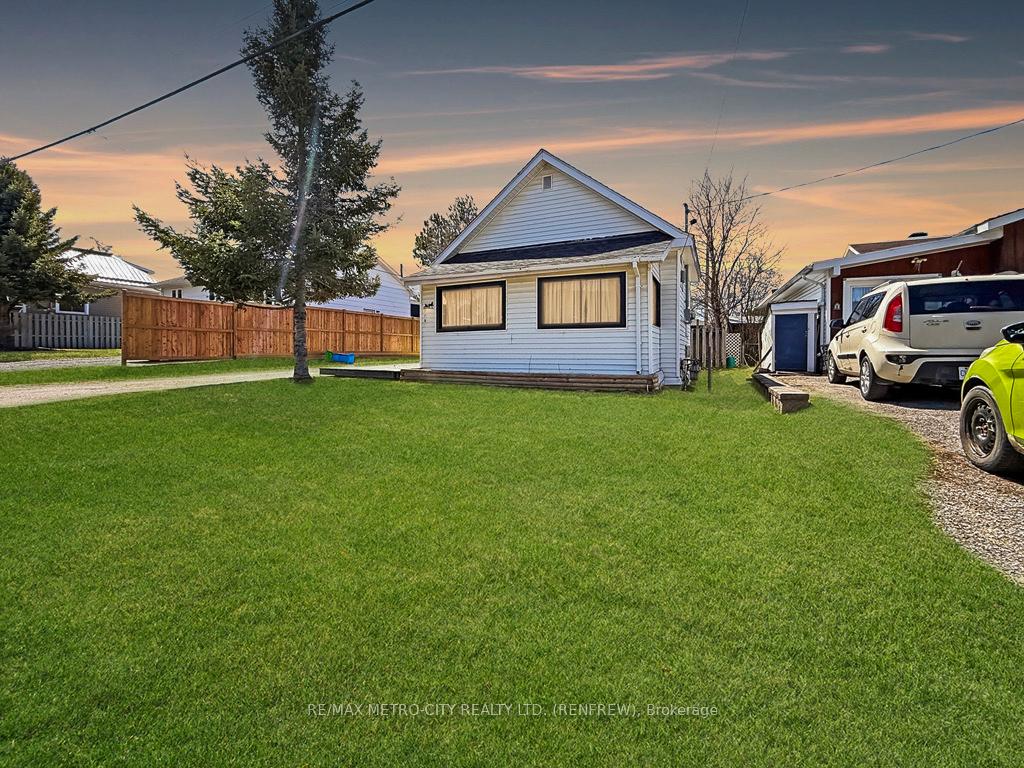 Photo 1 of 778 Seventh Street, Renfrew — HOMEH