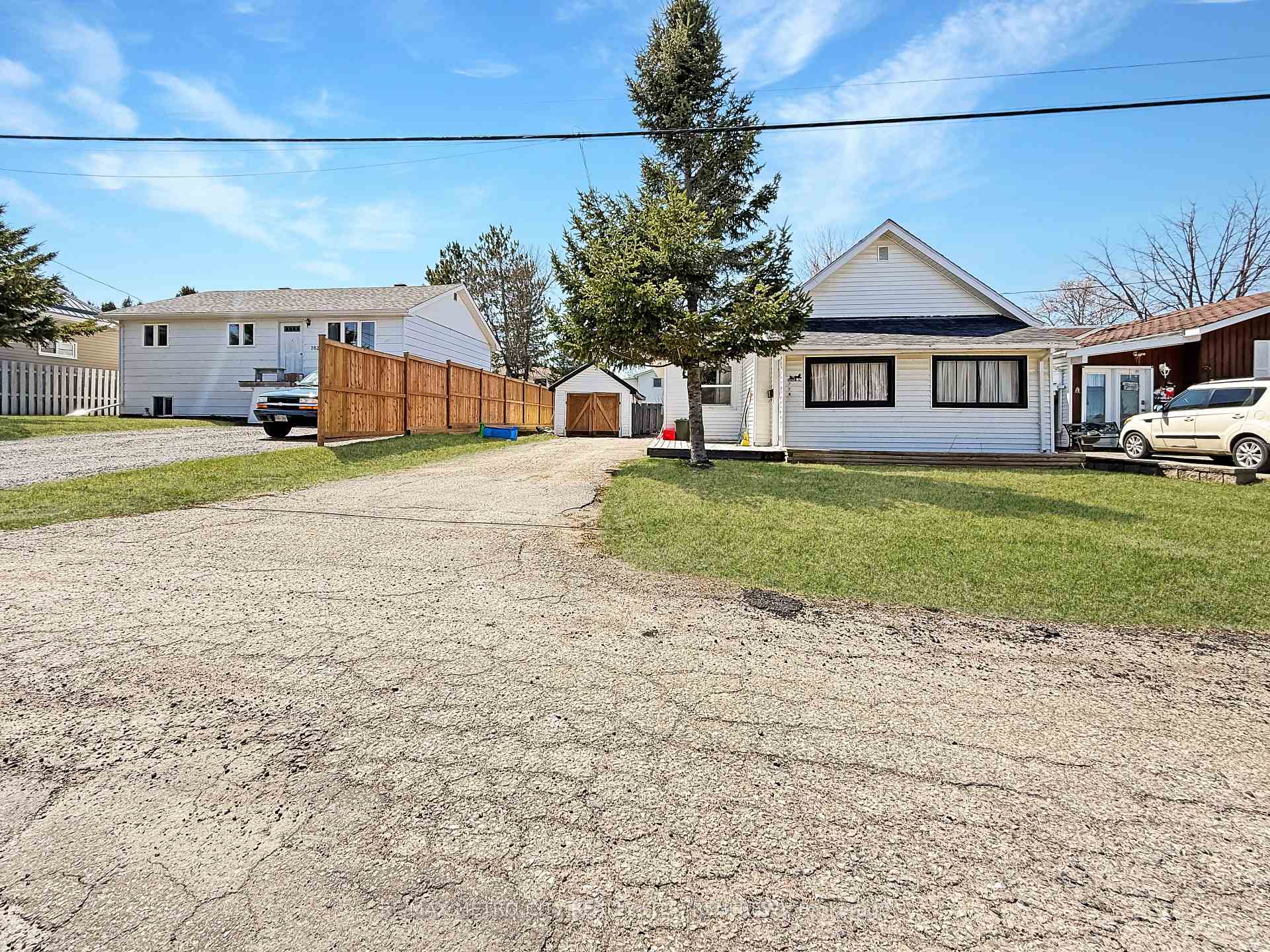 Photo 2 of 778 Seventh Street, Renfrew — HOMEH