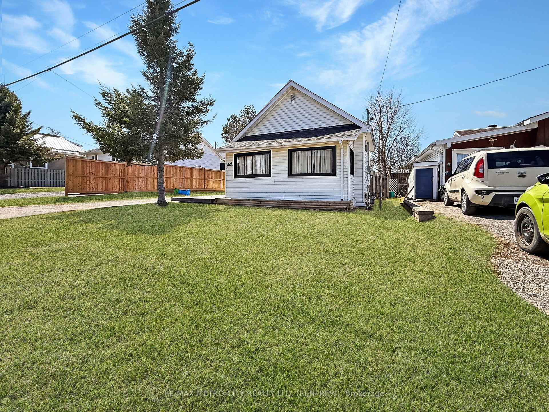 Photo 3 of 778 Seventh Street, Renfrew — HOMEH