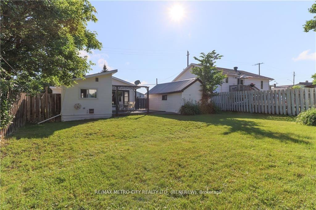 Photo 18 of 778 Seventh Street, Renfrew — HOMEH