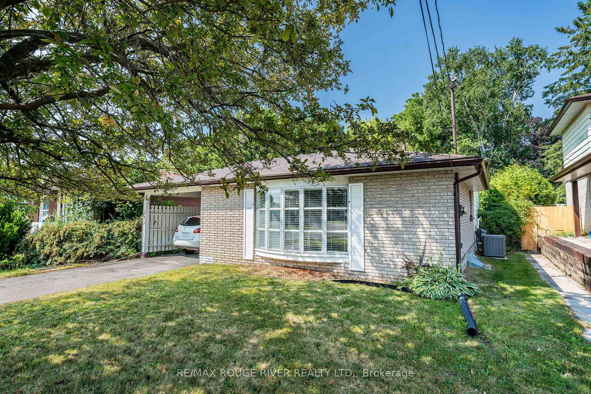 Photo 2 of 260 Harmony Road N, Oshawa, Eastdale — HOMEH