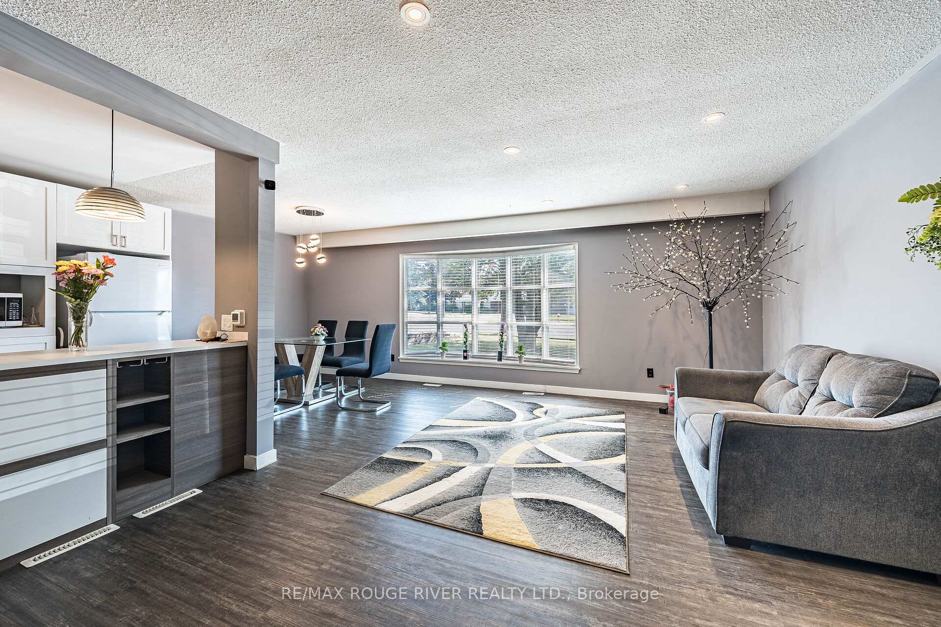 Photo 3 of 260 Harmony Road N, Oshawa, Eastdale — HOMEH