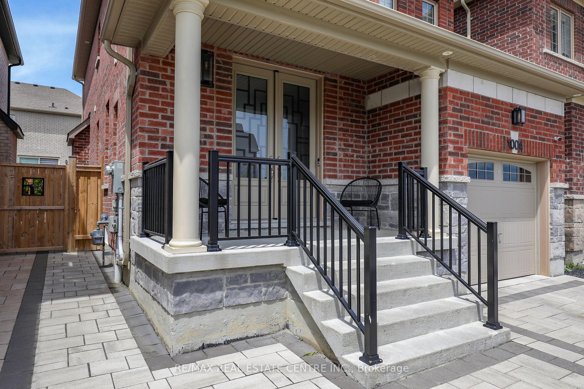 Photo 2 of 1004 Kingpeak Crescent, Pickering, Rural Pickering — HOMEH
