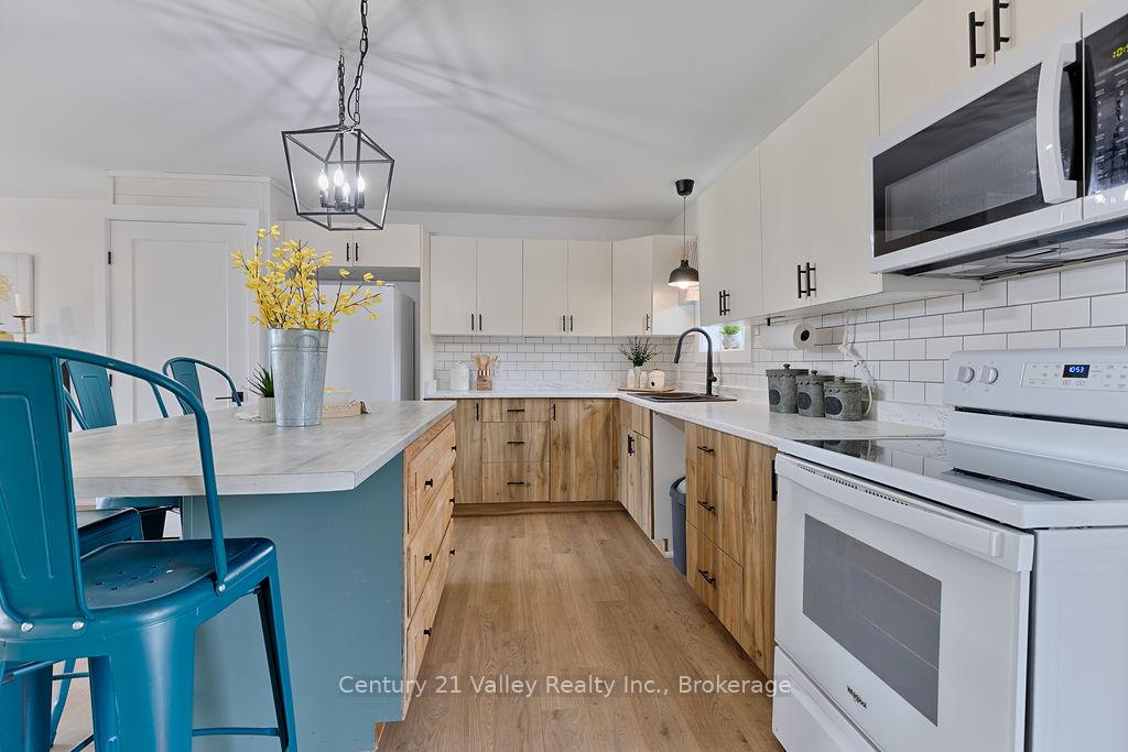 Photo 25 of 136 Pucker Street, Renfrew — HOMEH
