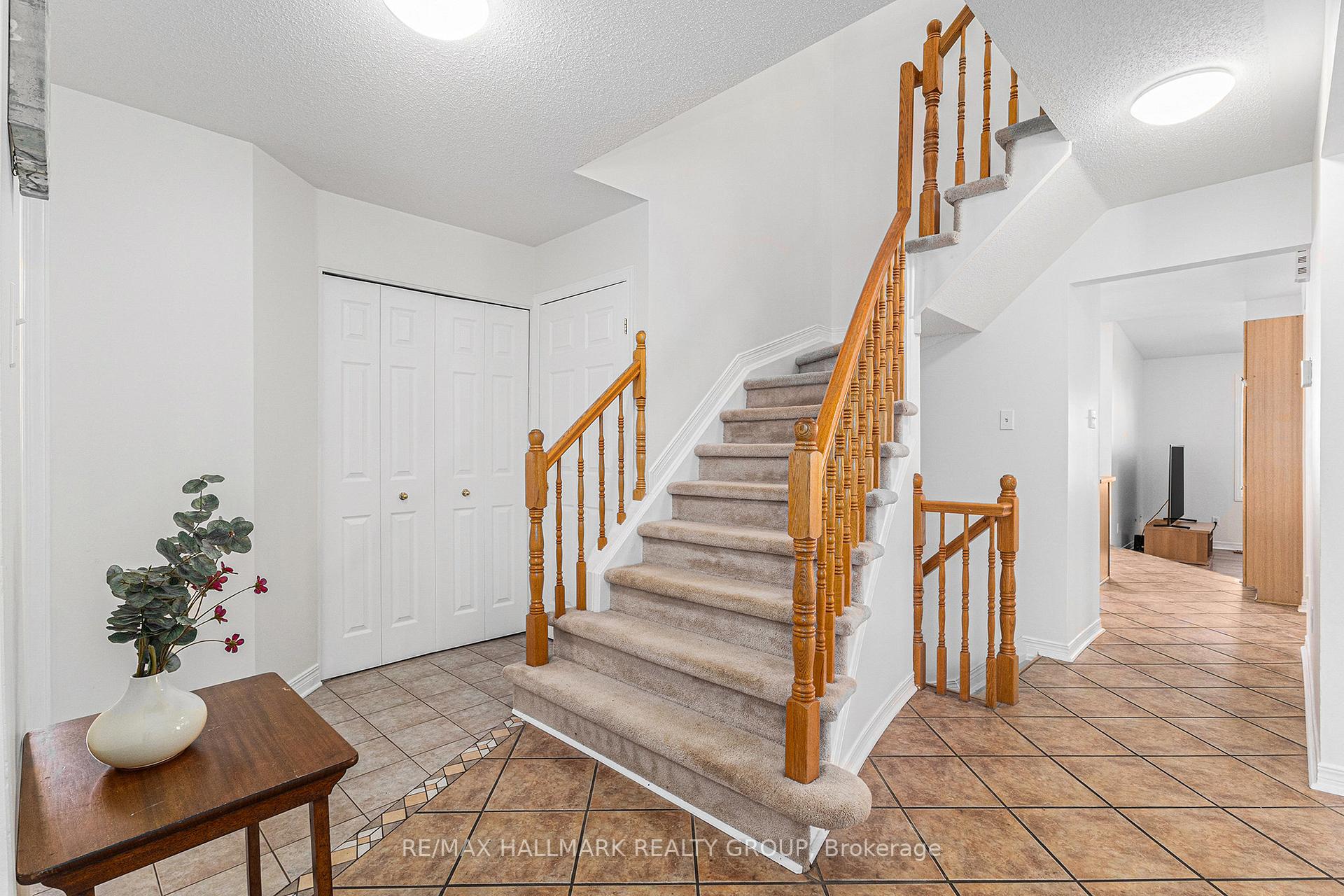 Photo 2 of 963 Como Crescent, Ottawa, Fallingbrook/Pineridge — HOMEH