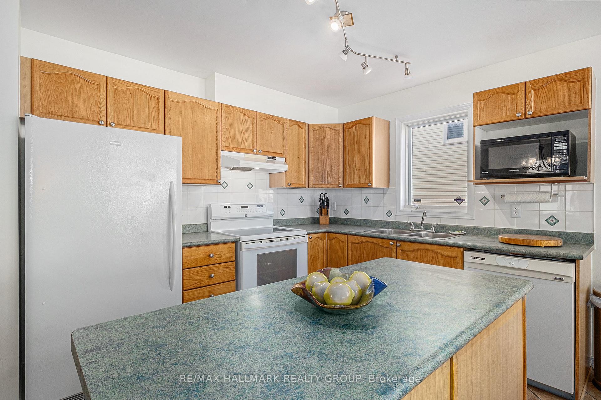 Photo 8 of 963 Como Crescent, Ottawa, Fallingbrook/Pineridge — HOMEH