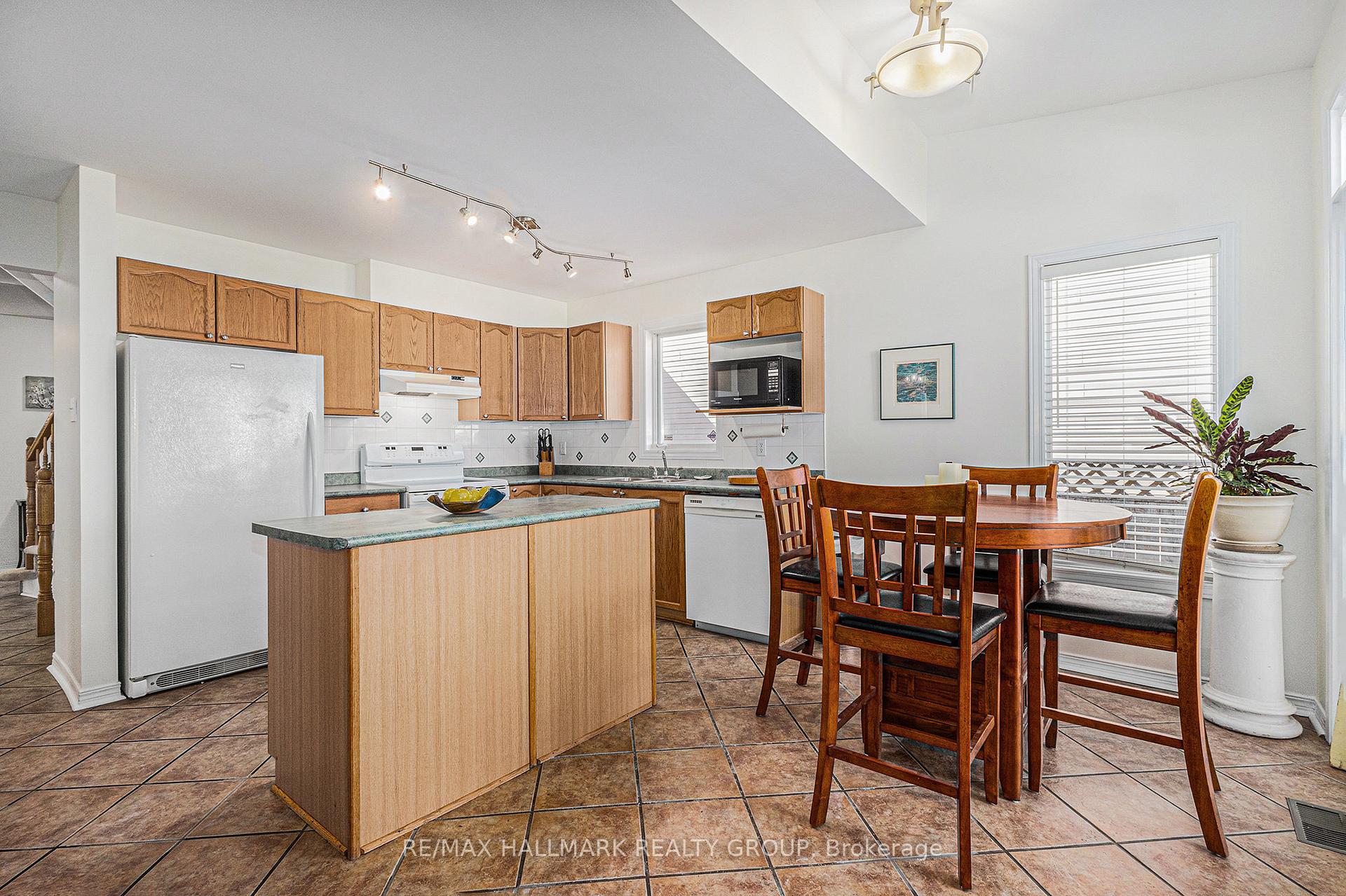 Photo 9 of 963 Como Crescent, Ottawa, Fallingbrook/Pineridge — HOMEH