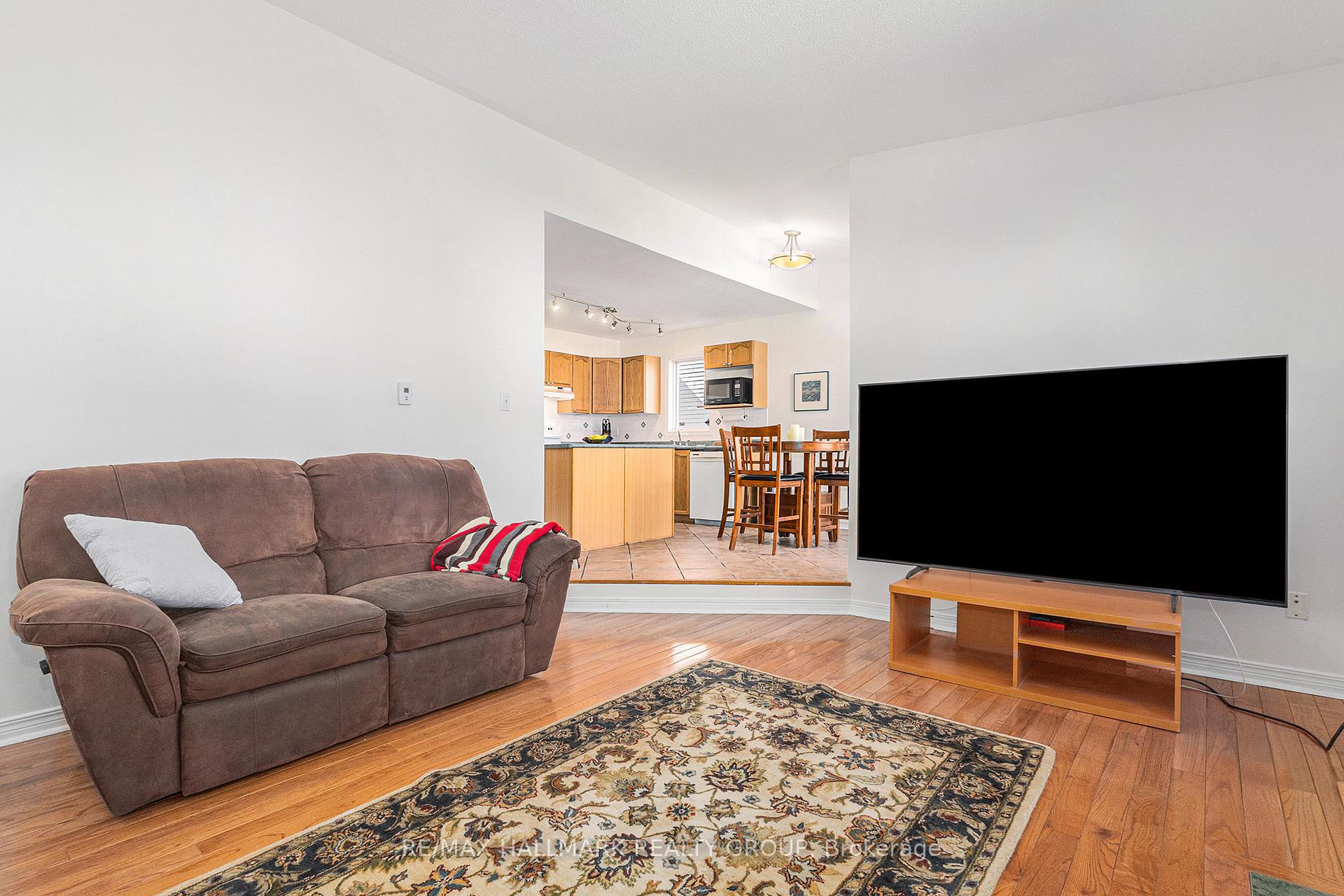 Photo 10 of 963 Como Crescent, Ottawa, Fallingbrook/Pineridge — HOMEH