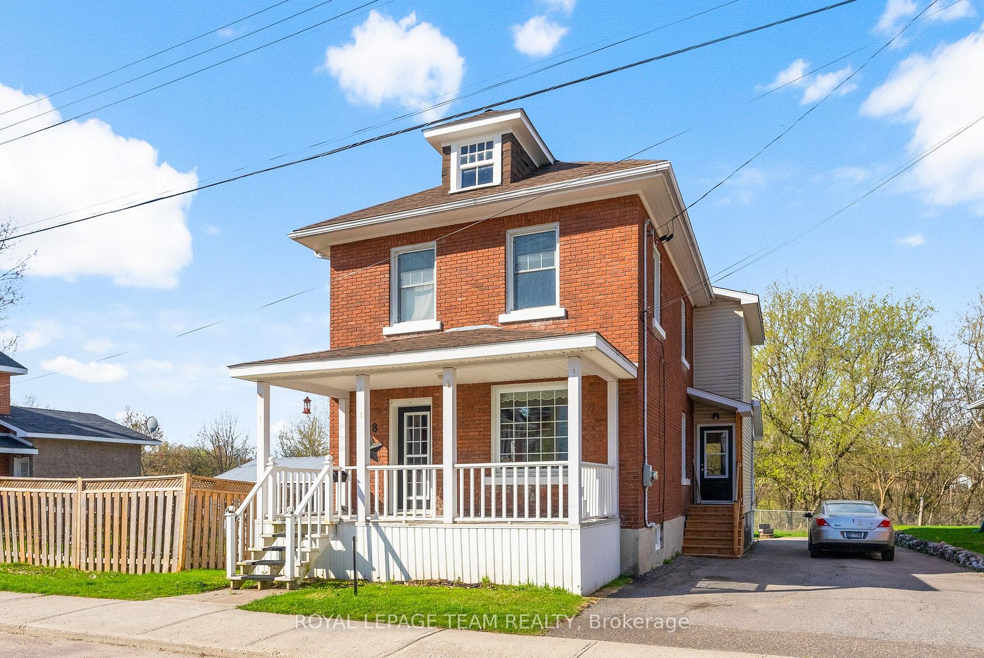Front of 28 Bank Street N