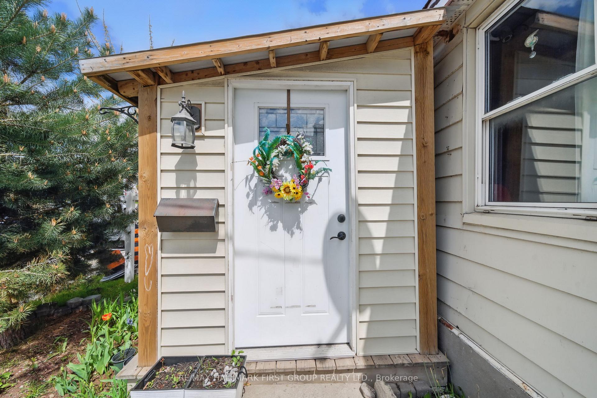 Front of 283 Park Road S