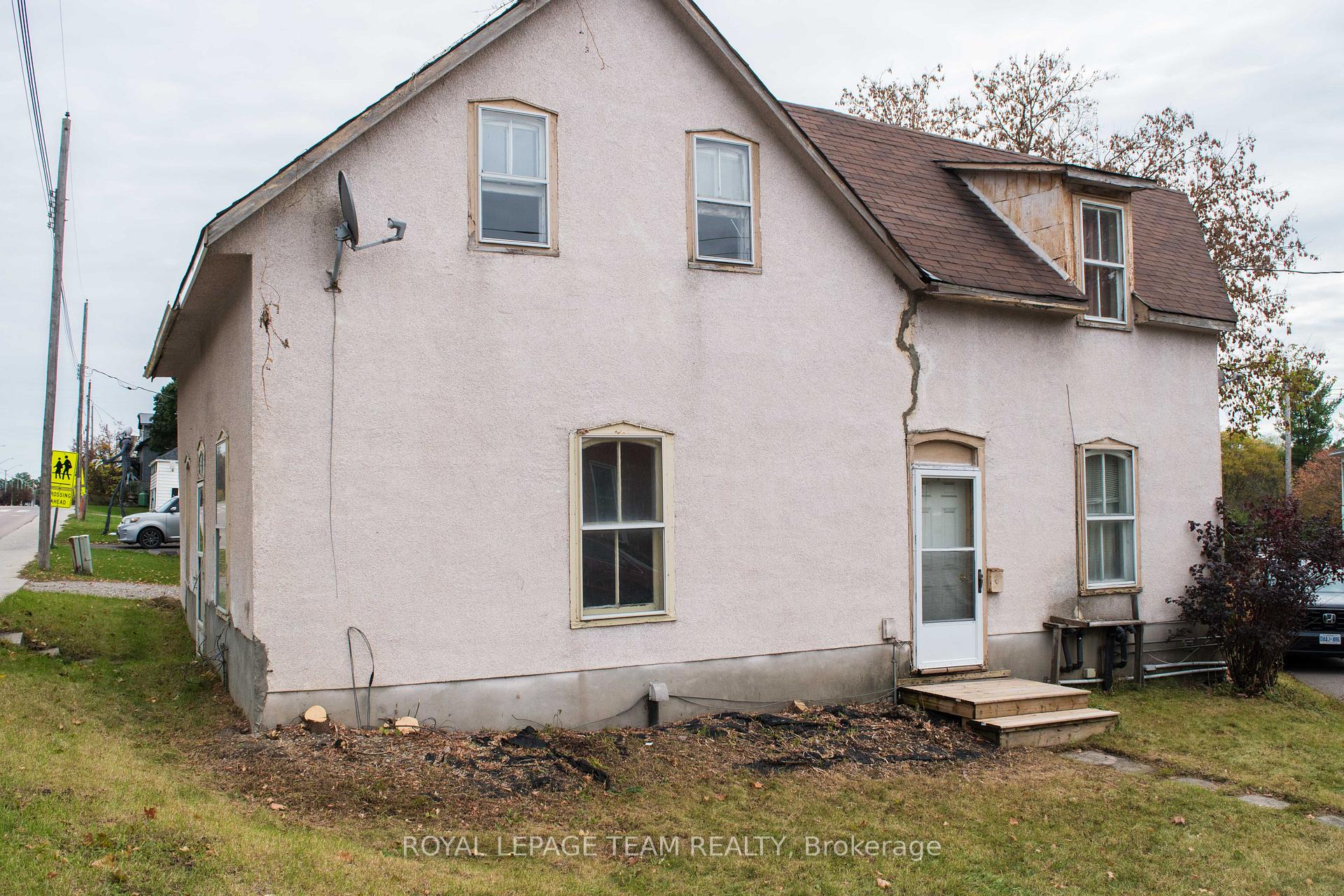 Photo 2 of 45 Coumbes Lane, Renfrew — HOMEH