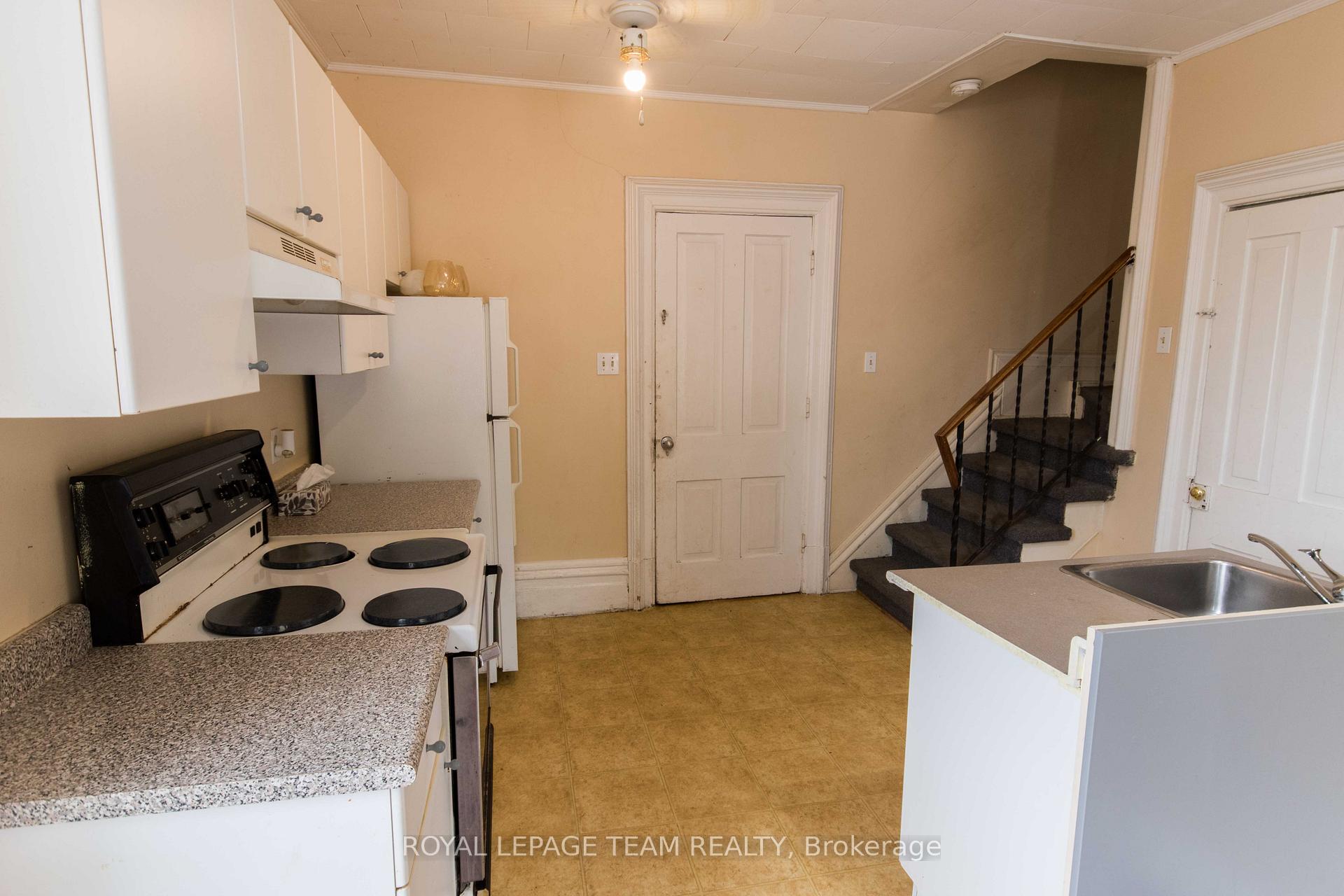 Photo 3 of 45 Coumbes Lane, Renfrew — HOMEH