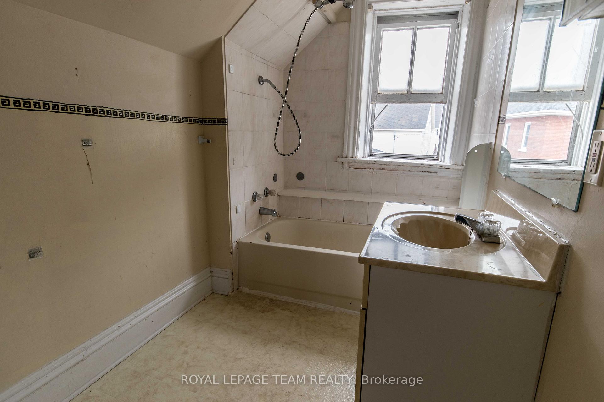 Photo 12 of 45 Coumbes Lane, Renfrew — HOMEH