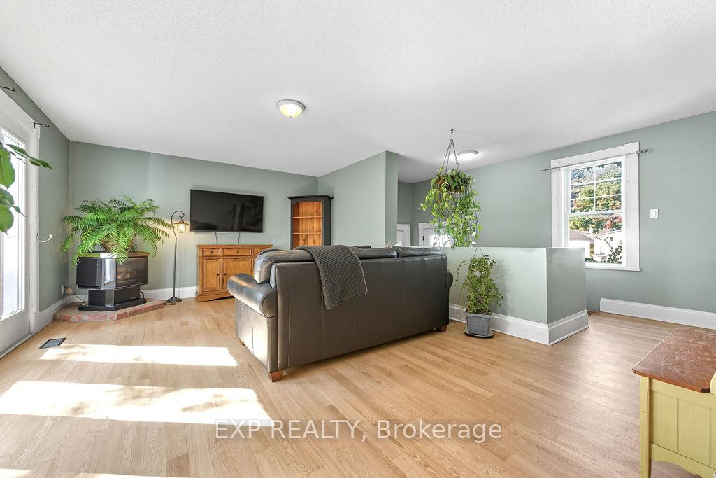 Photo 15 of 7 Hincks Avenue W, Renfrew — HOMEH