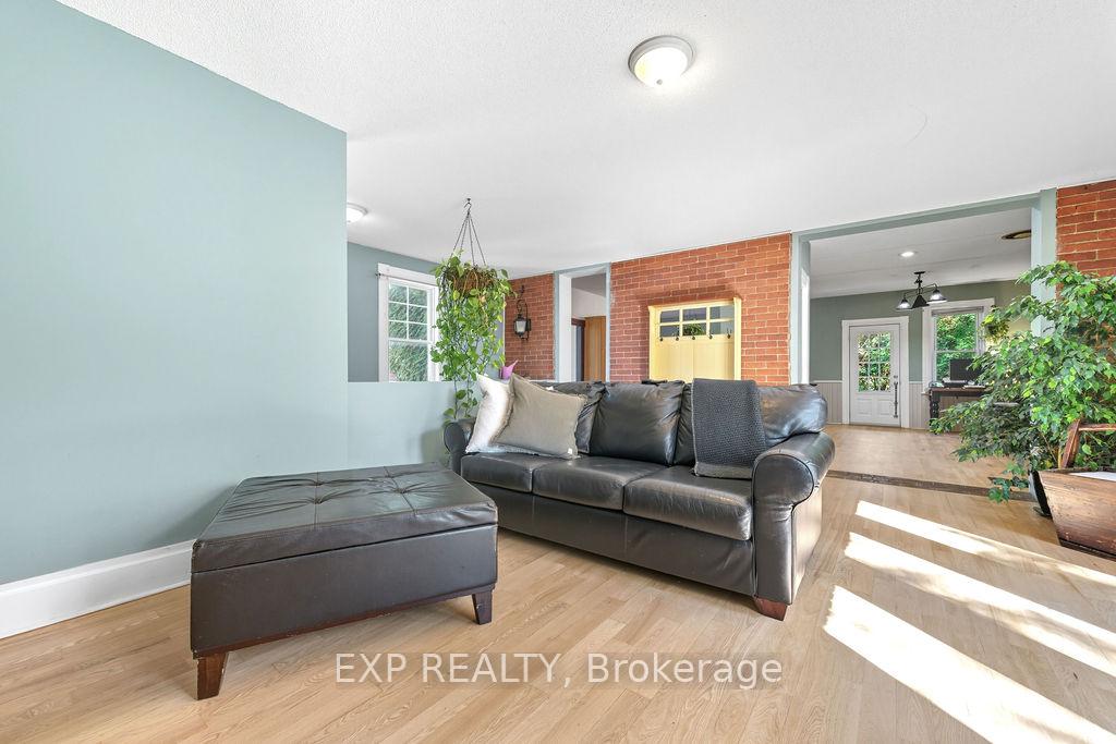 Photo 17 of 7 Hincks Avenue W, Renfrew — HOMEH