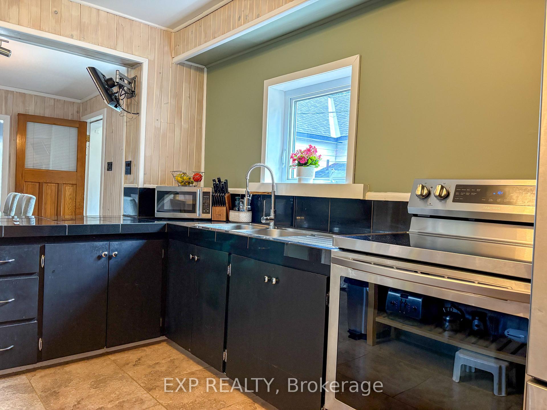 Photo 9 of 442 Coumbes Lane, Renfrew — HOMEH