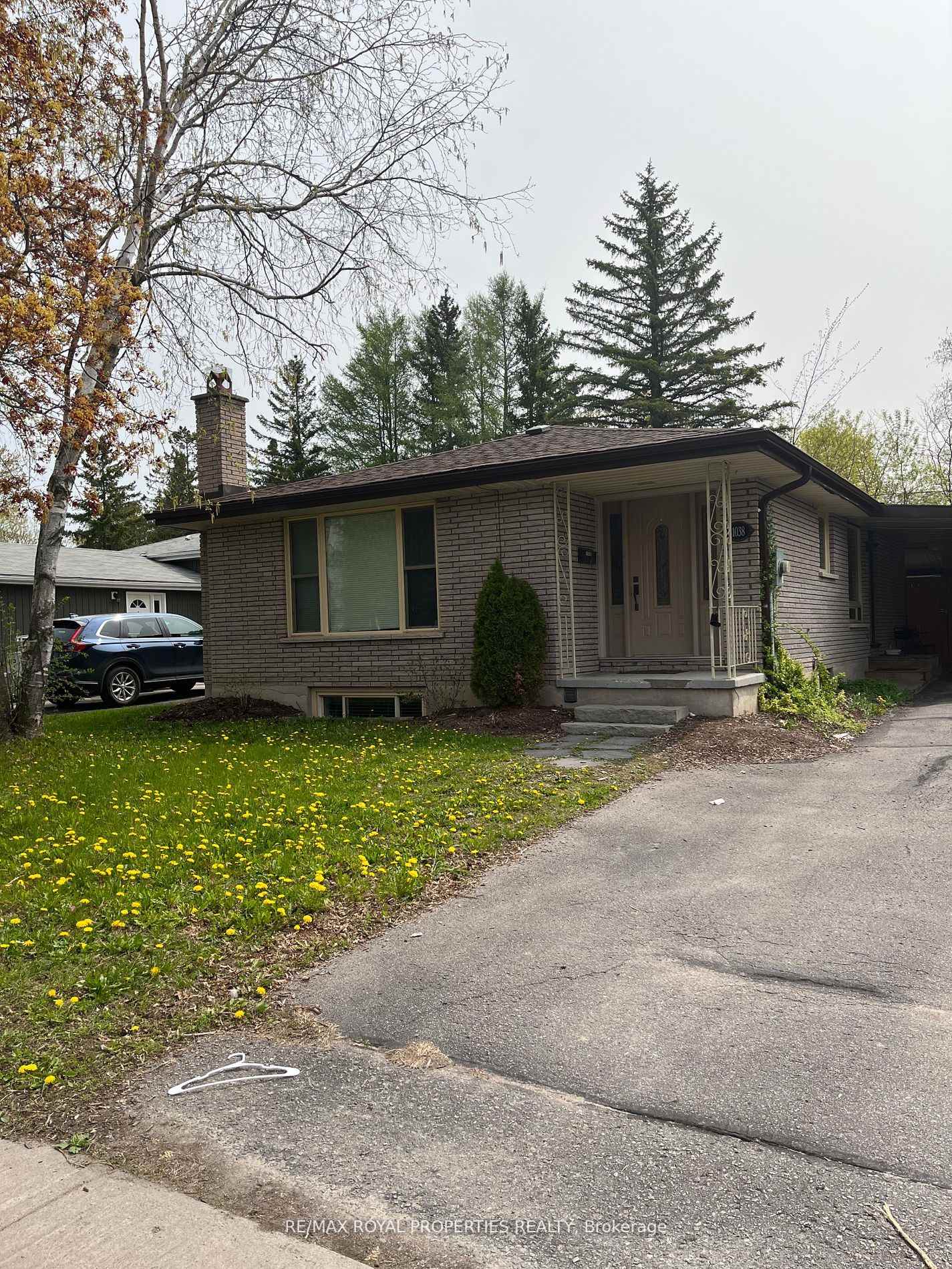 Front of 1038 Barnardo Avenue E