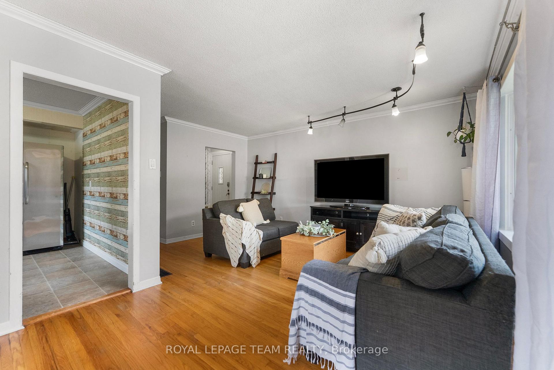 Photo 8 of 132 Pine Avenue, Renfrew — HOMEH