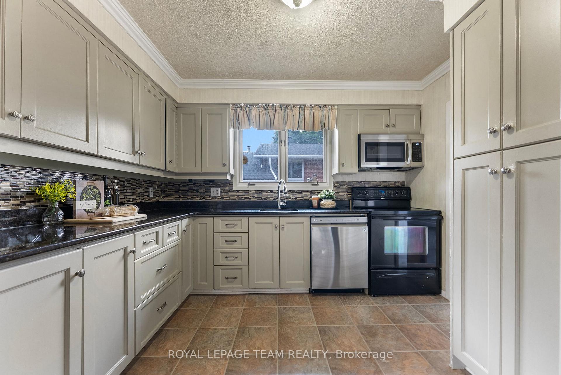 Photo 11 of 132 Pine Avenue, Renfrew — HOMEH