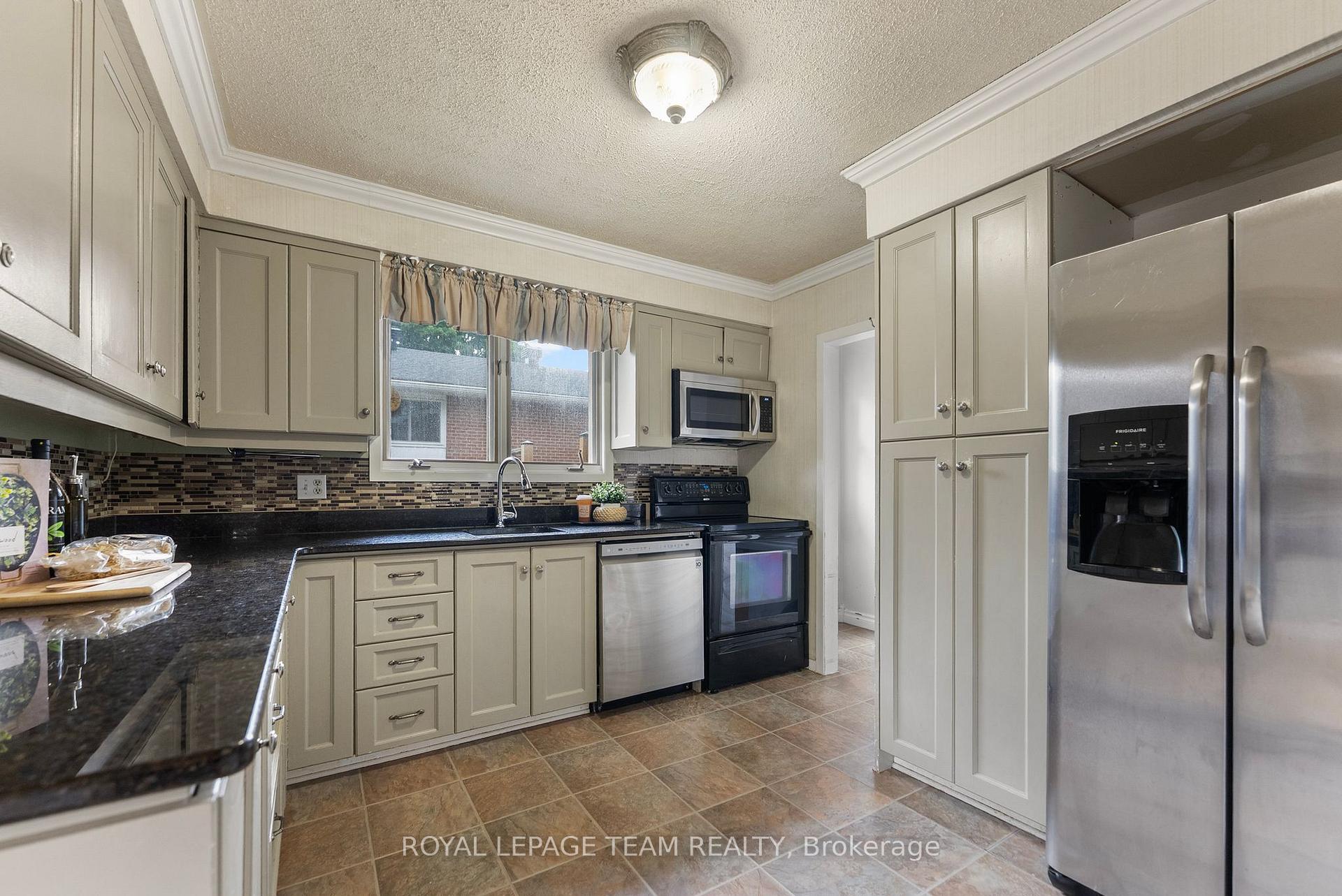 Photo 12 of 132 Pine Avenue, Renfrew — HOMEH