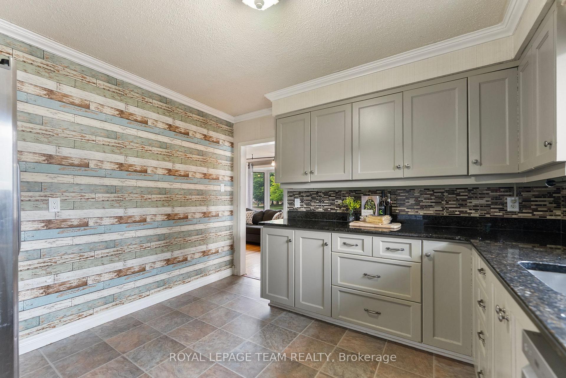 Photo 13 of 132 Pine Avenue, Renfrew — HOMEH
