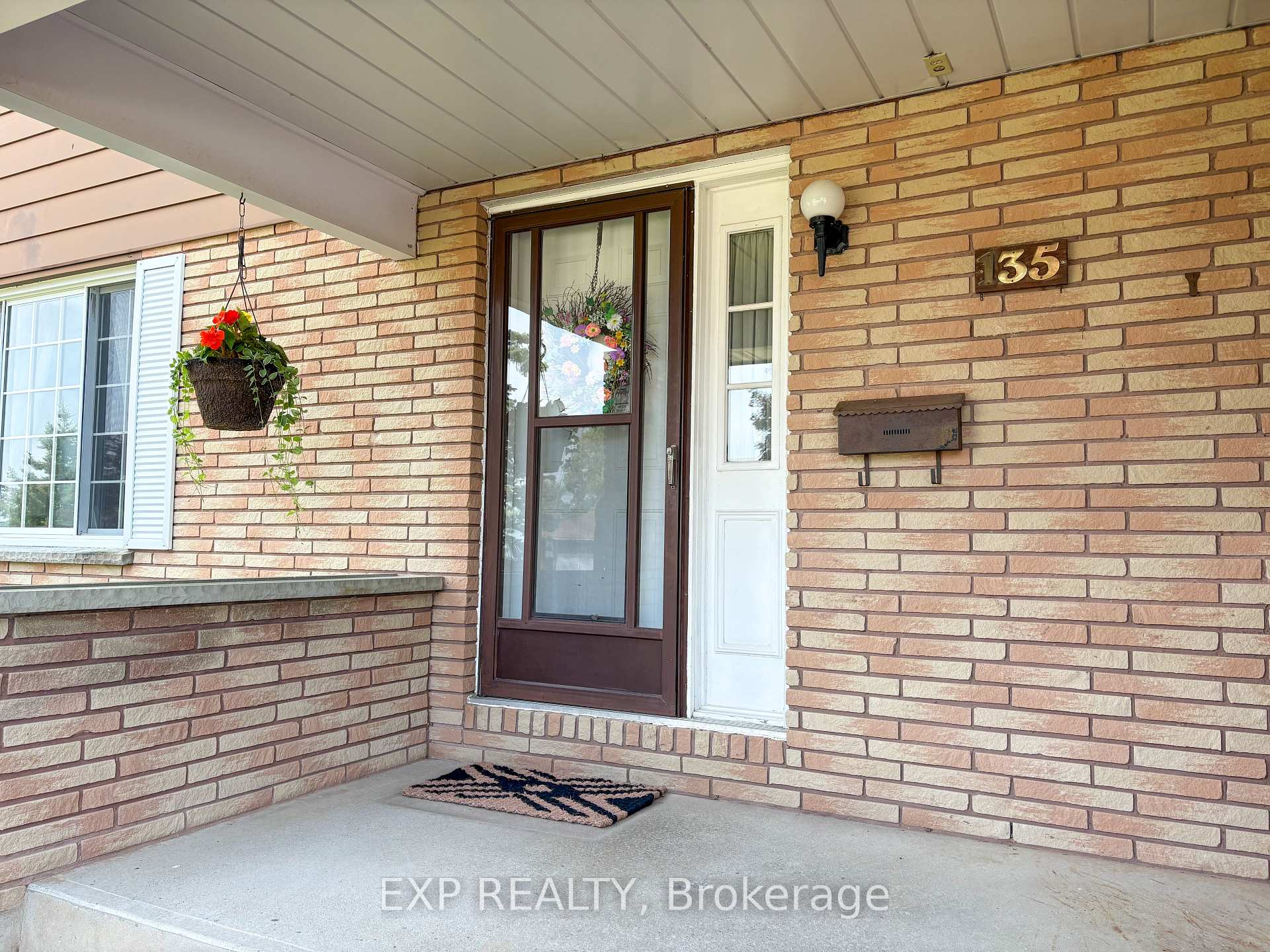Photo 2 of 135 Ivy Avenue, Renfrew — HOMEH