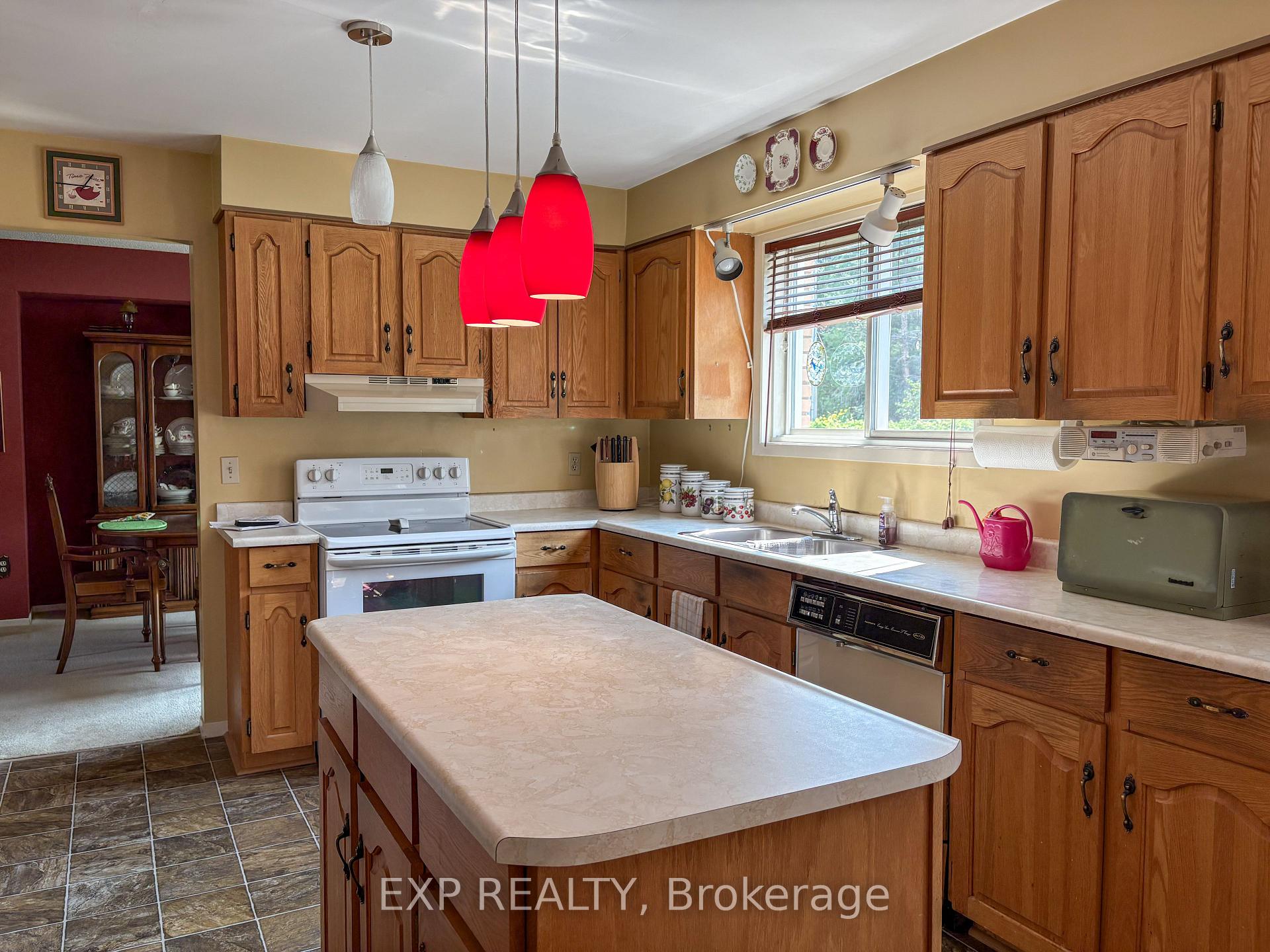 Photo 5 of 135 Ivy Avenue, Renfrew — HOMEH