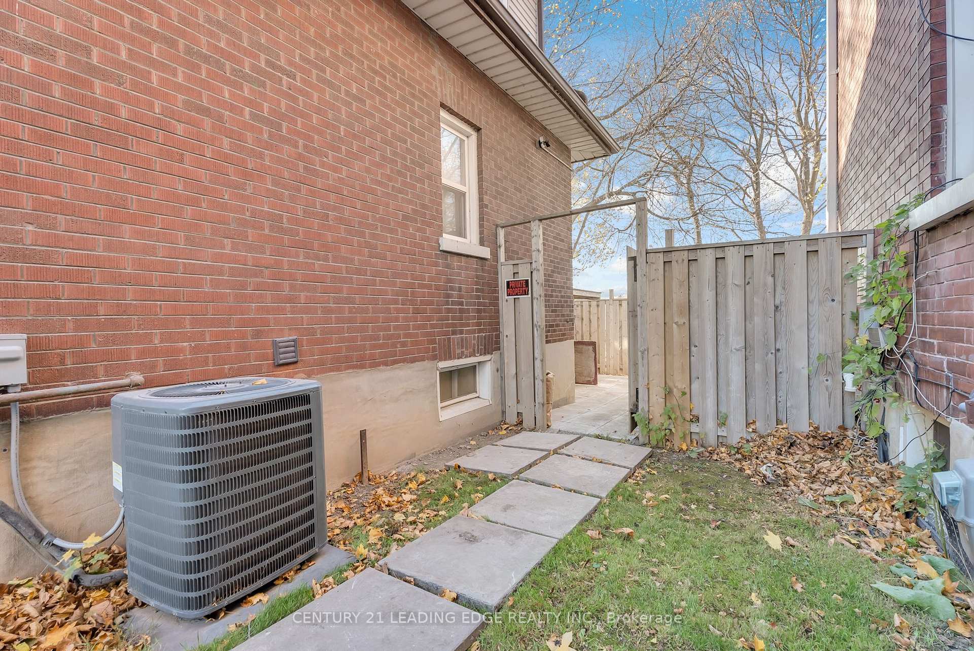 Photo 2 of Unit Bsmt, 582 Simcoe Street, Oshawa, Central — HOMEH