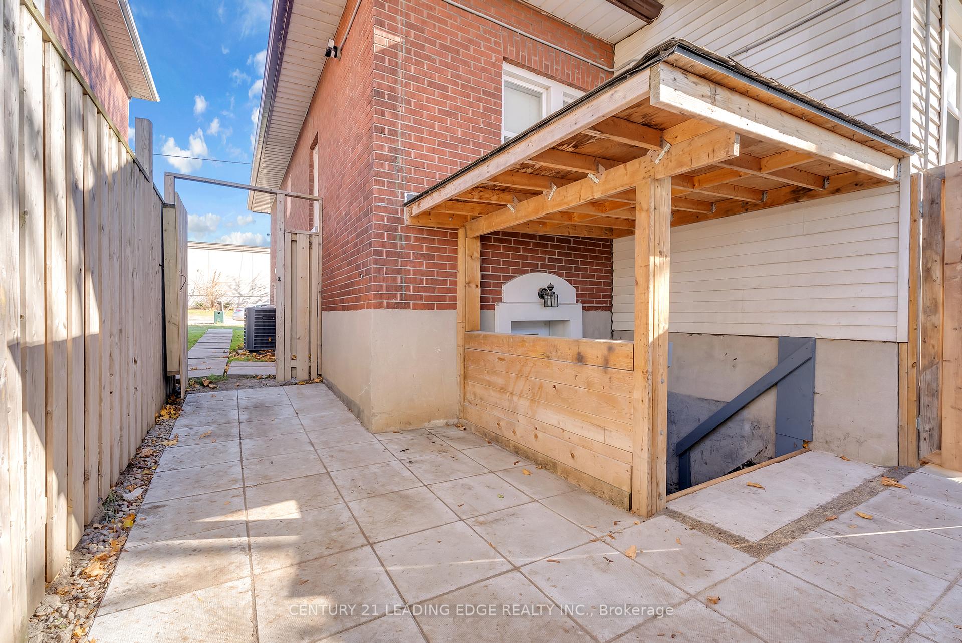 Photo 3 of Unit Bsmt, 582 Simcoe Street, Oshawa, Central — HOMEH