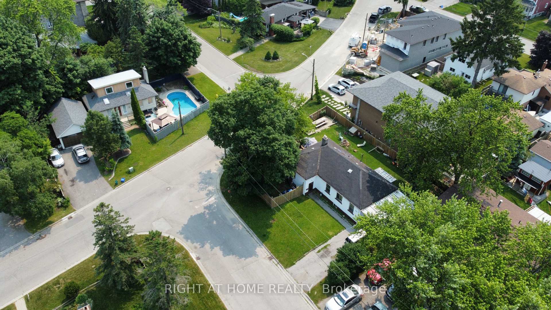 Photo 5 of 668 Marksbury Road, Pickering, West Shore — HOMEH