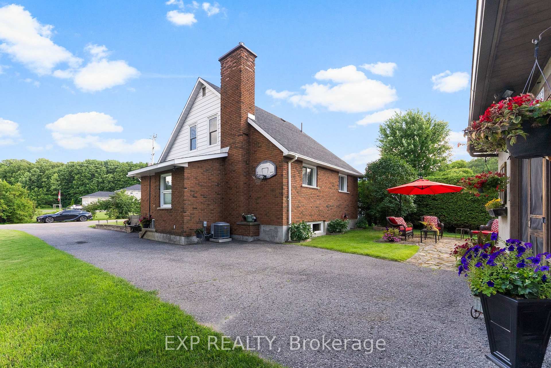 Photo 2 of 84 Graham Avenue, Renfrew — HOMEH