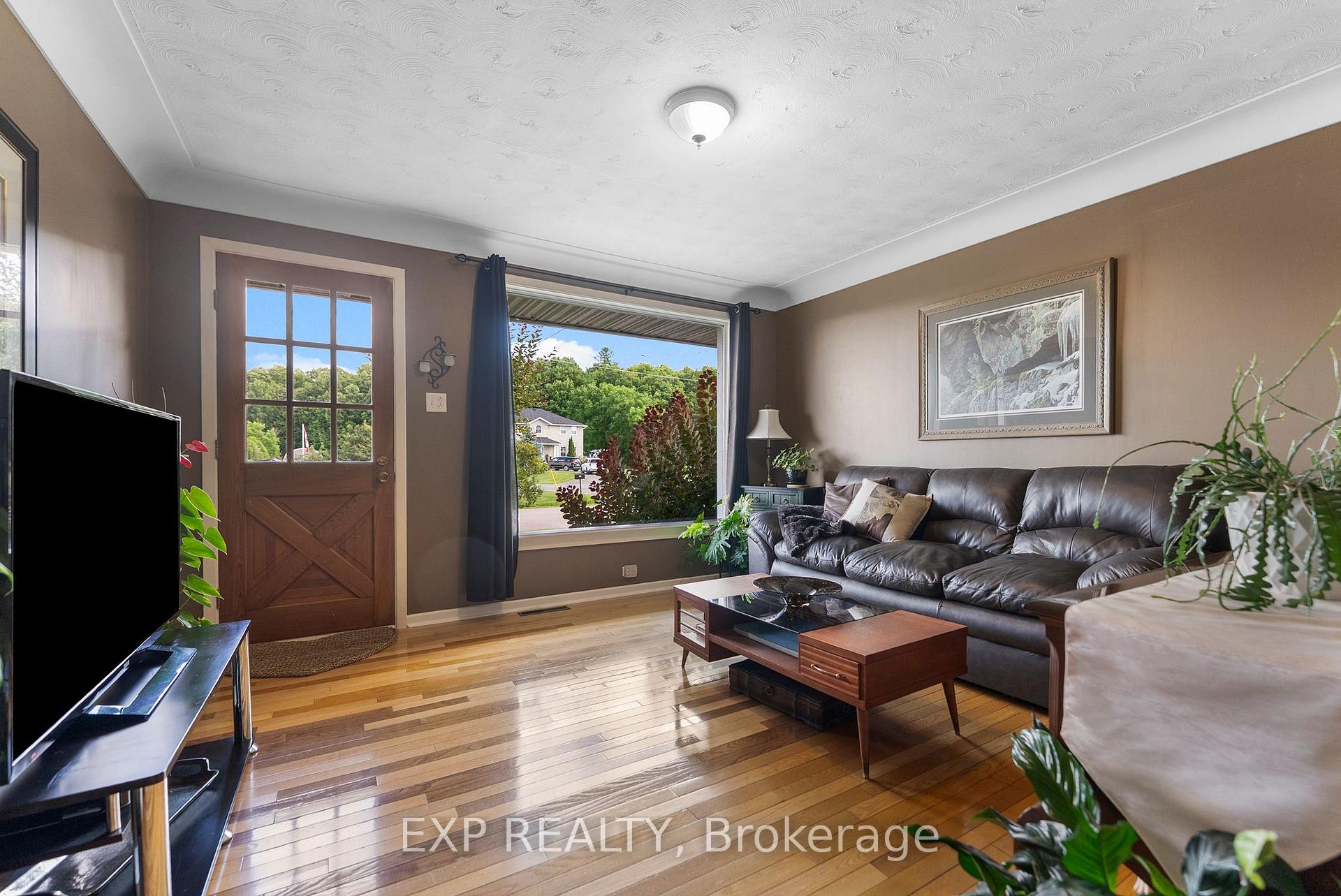 Photo 10 of 84 Graham Avenue, Renfrew — HOMEH