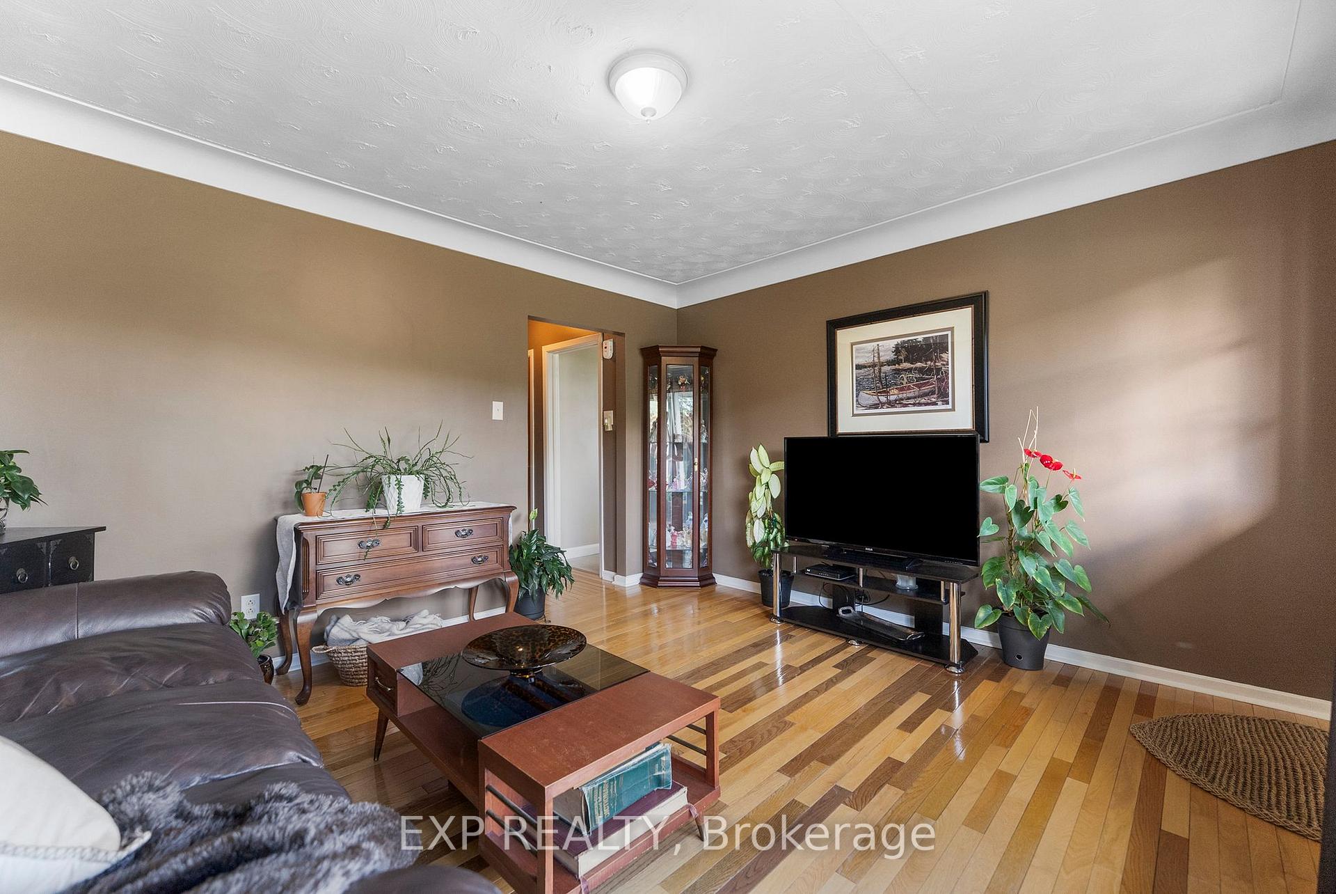 Photo 11 of 84 Graham Avenue, Renfrew — HOMEH