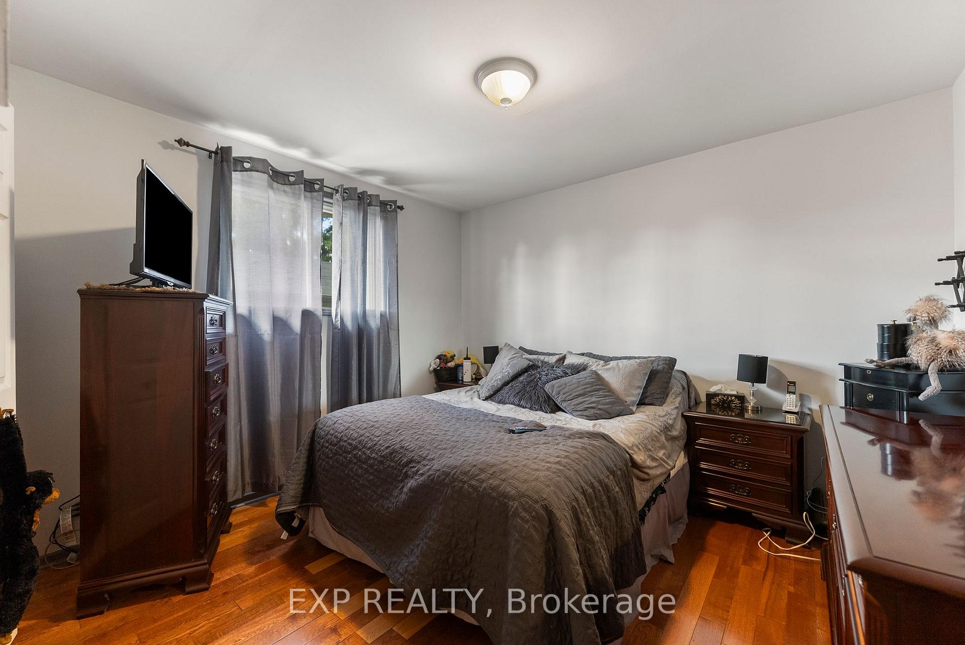 Photo 12 of 84 Graham Avenue, Renfrew — HOMEH
