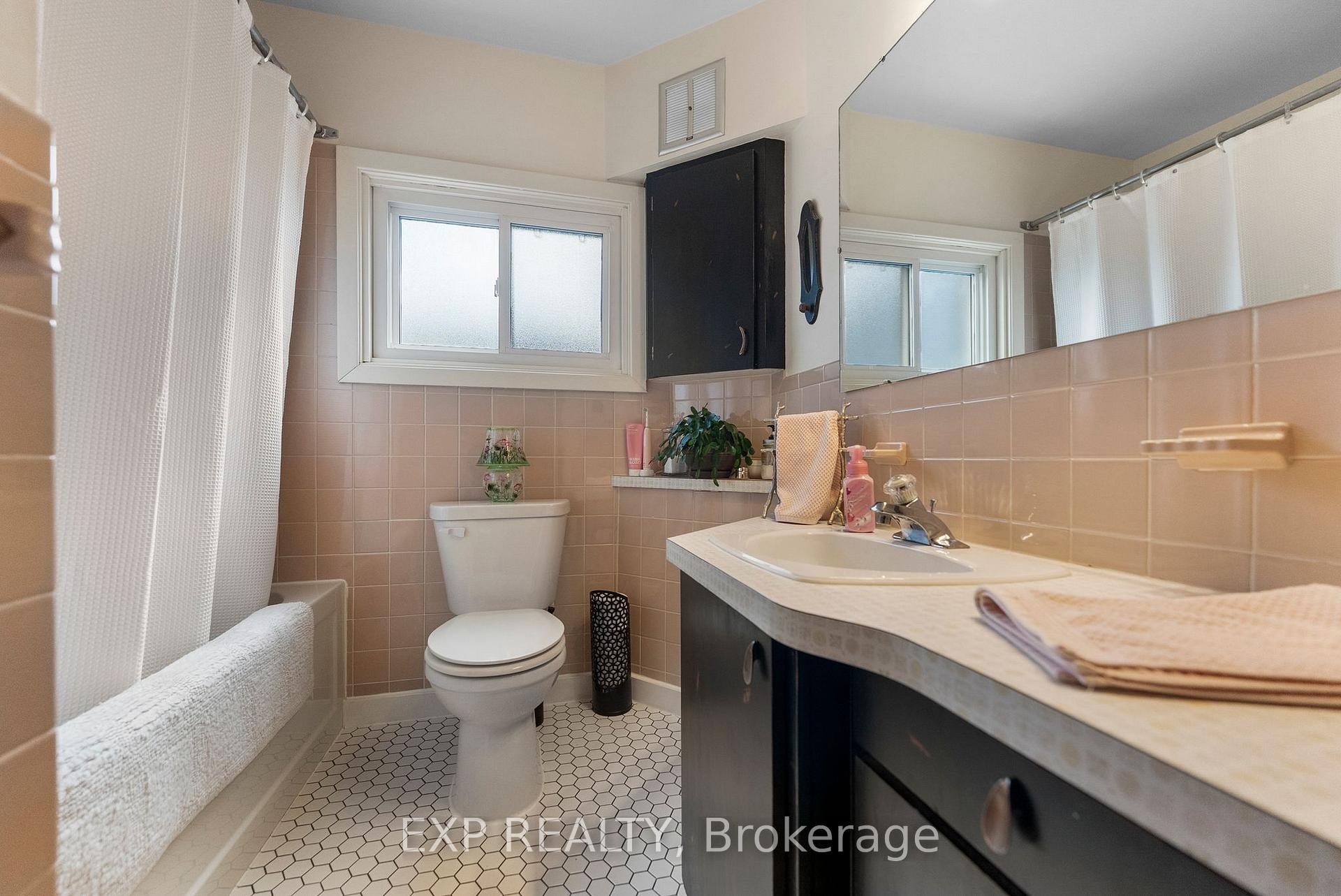 Photo 14 of 84 Graham Avenue, Renfrew — HOMEH