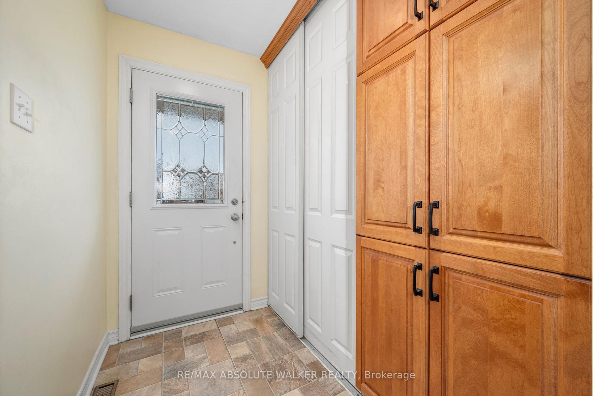 Photo 3 of 1470 Deavy Way, Ottawa, Bilberry Creek/Queenswood Heights — HOMEH