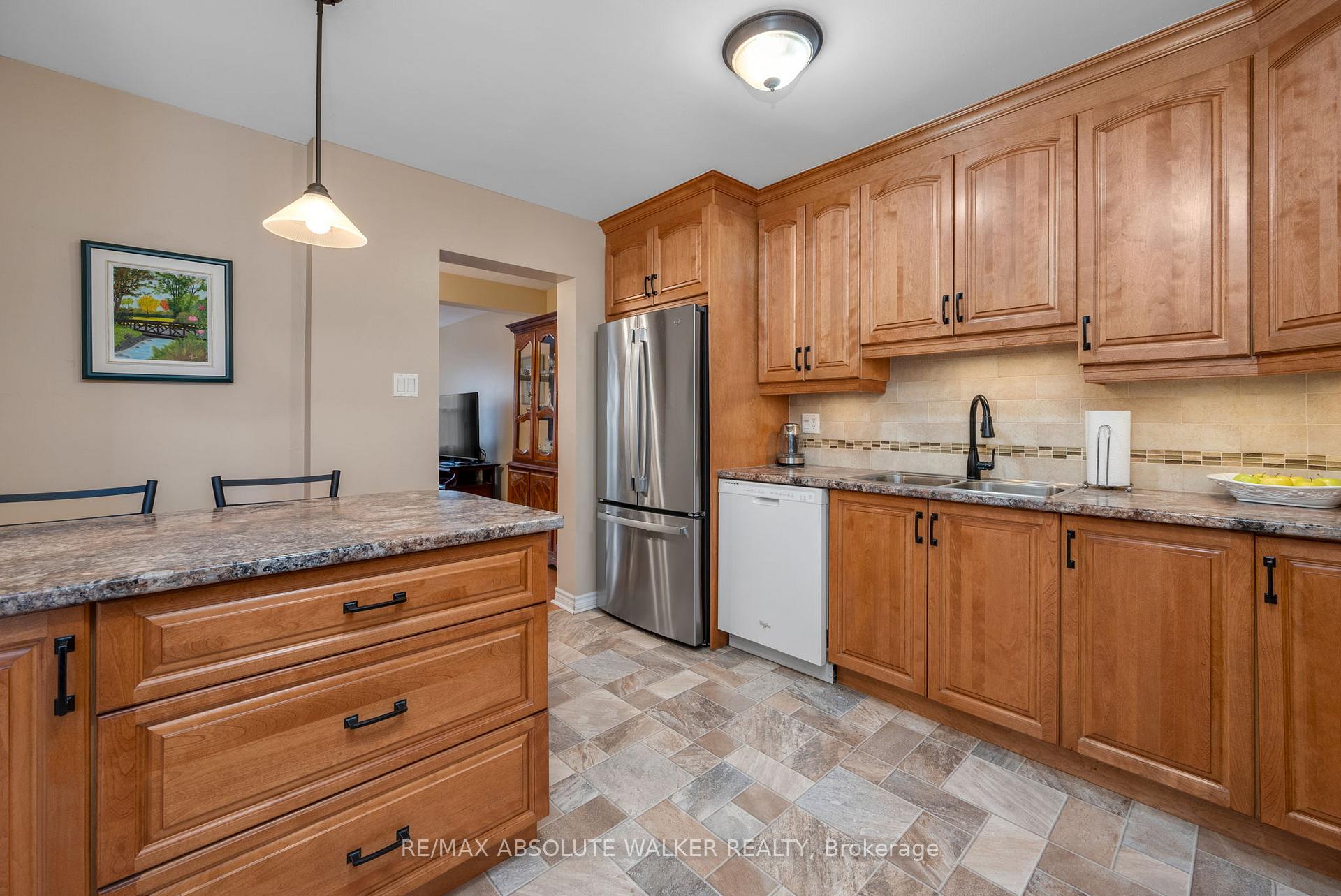 Photo 12 of 1470 Deavy Way, Ottawa, Bilberry Creek/Queenswood Heights — HOMEH