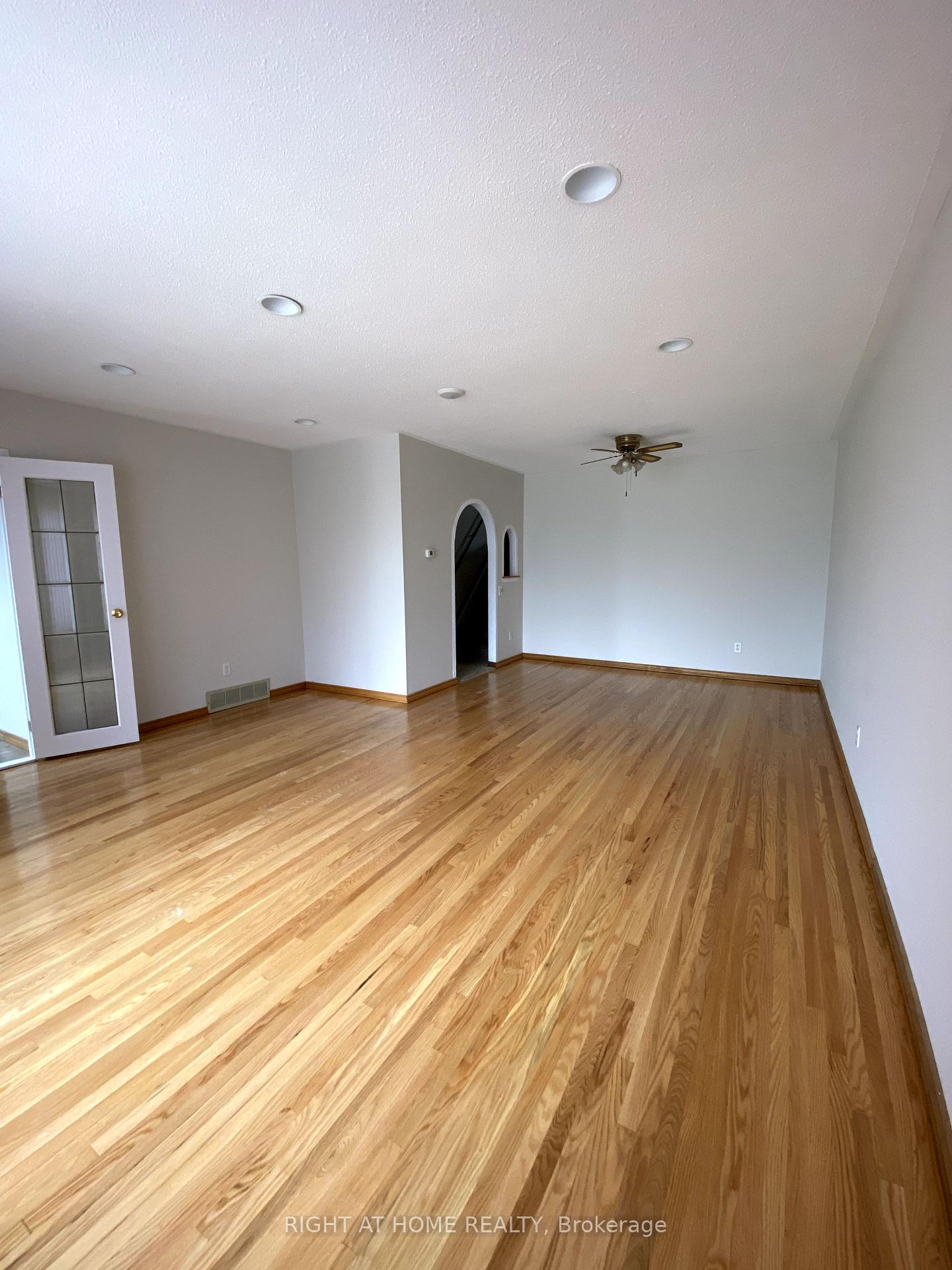 Photo 2 of 860 Batory Avenue, Pickering, West Shore — HOMEH