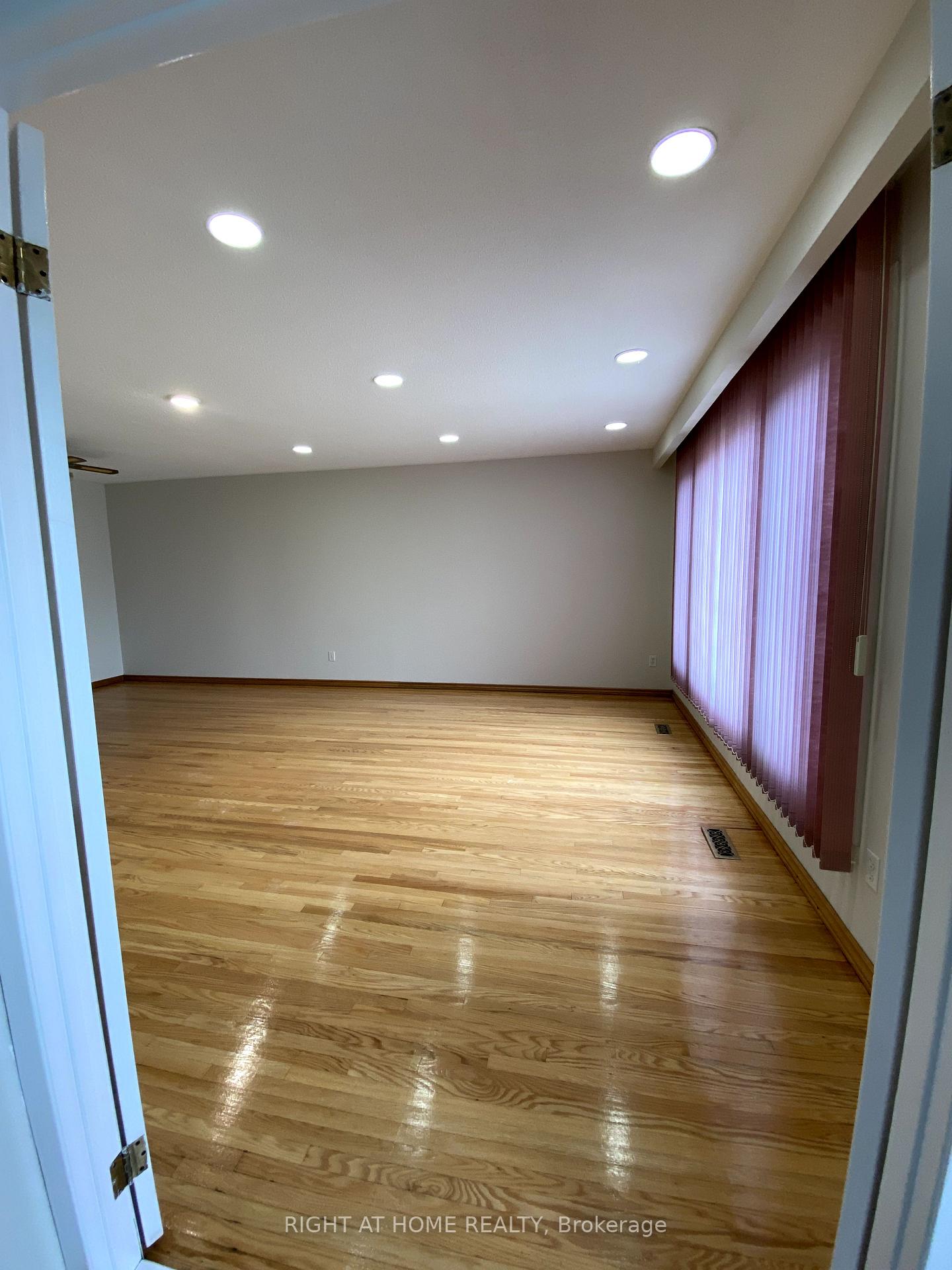 Photo 3 of 860 Batory Avenue, Pickering, West Shore — HOMEH