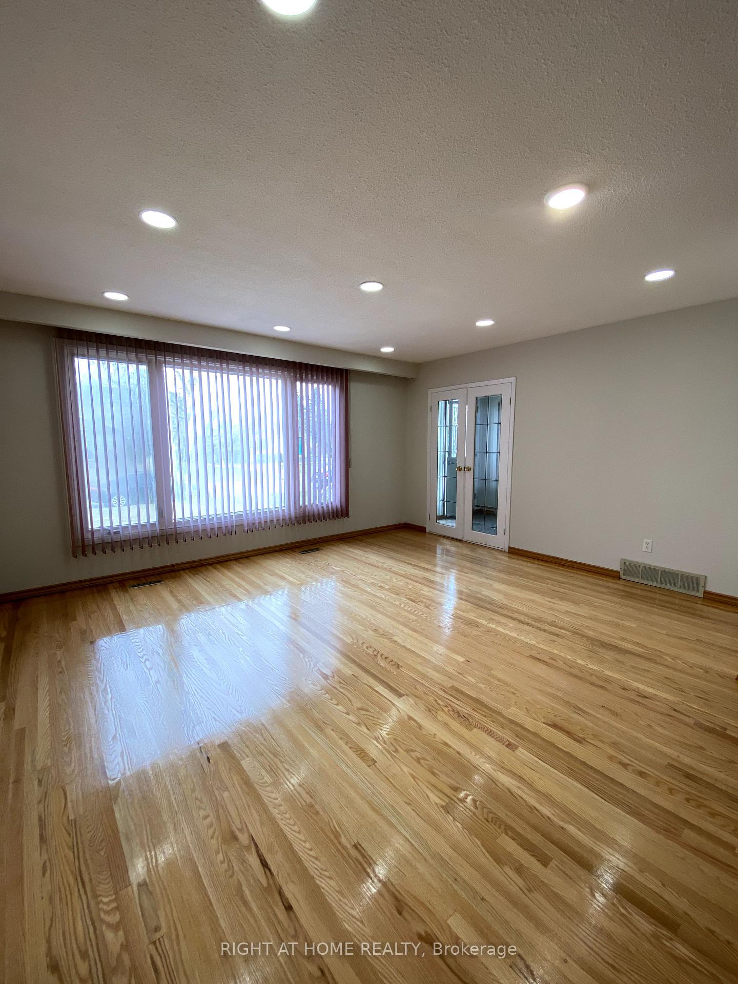 Photo 4 of 860 Batory Avenue, Pickering, West Shore — HOMEH
