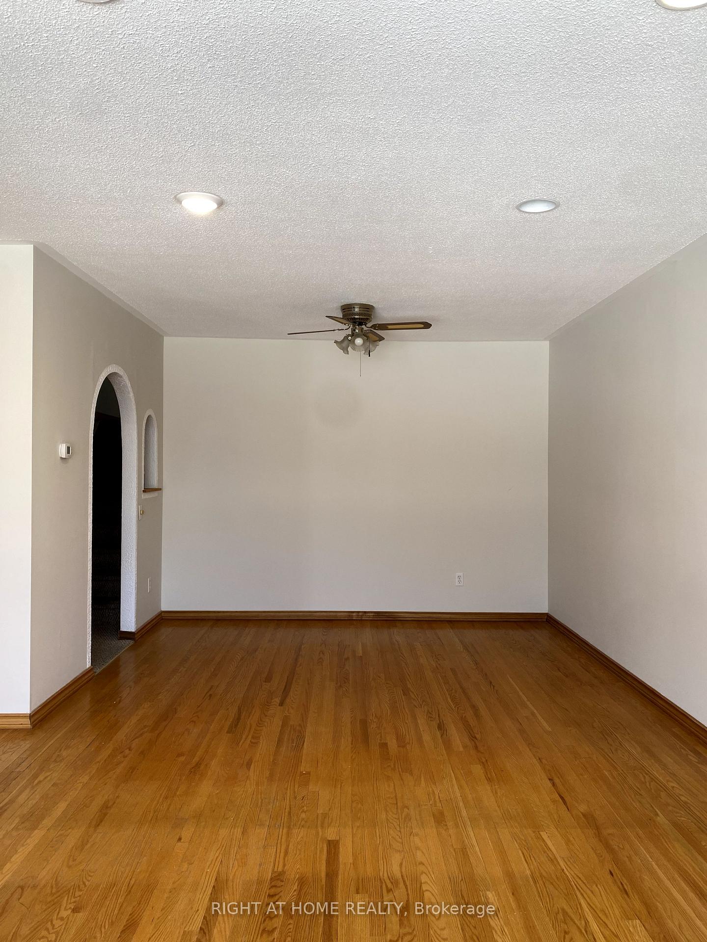 Photo 5 of 860 Batory Avenue, Pickering, West Shore — HOMEH