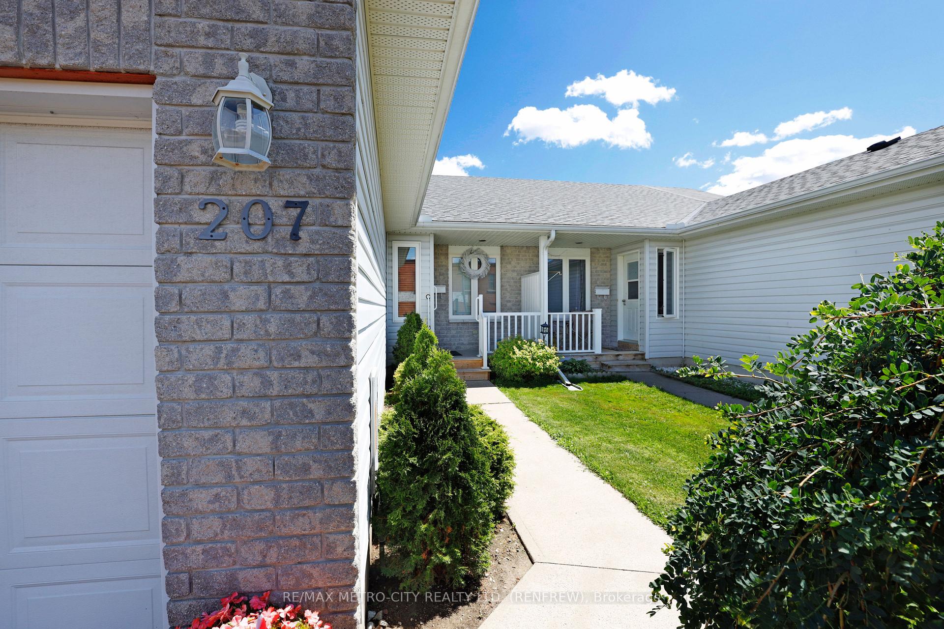 Photo 2 of 207 Renfrew Avenue W, Renfrew — HOMEH
