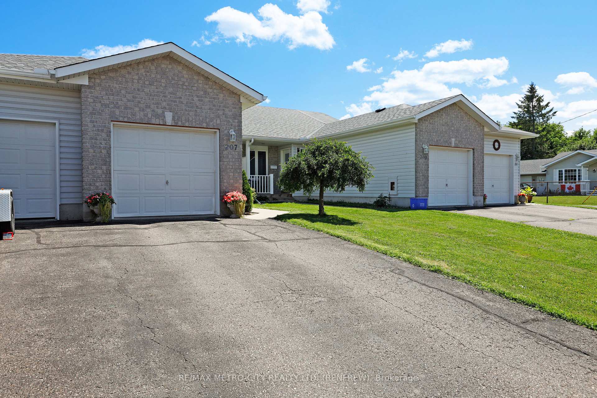 Photo 3 of 207 Renfrew Avenue W, Renfrew — HOMEH
