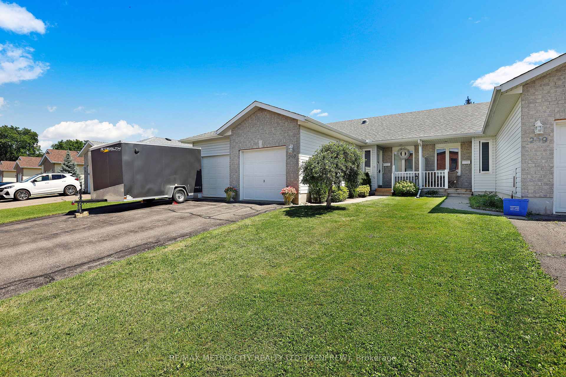 Photo 4 of 207 Renfrew Avenue W, Renfrew — HOMEH