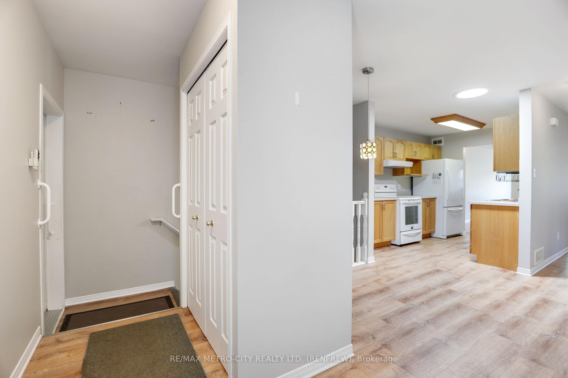 Photo 5 of 207 Renfrew Avenue W, Renfrew — HOMEH