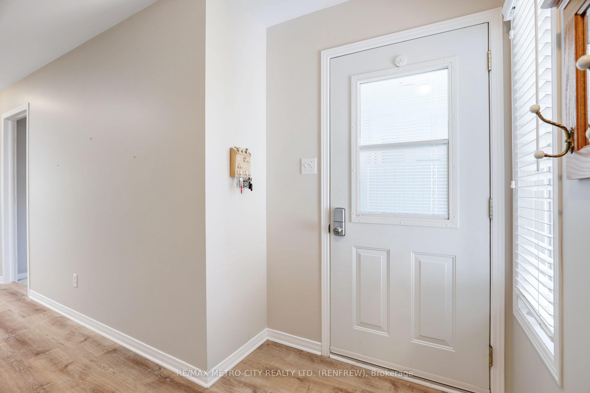 Photo 6 of 207 Renfrew Avenue W, Renfrew — HOMEH